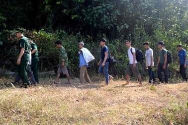 Truy tố 2 đối tượng đưa người vượt biên trái phép để khai thác gỗ