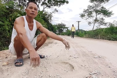 Người dân bức xúc vì đường dự án mới bà giao đã hư hỏng.