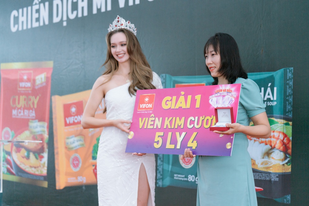 Hoa hậu Ba Lan trao kim cương 5,4 ly cho người trúng giải thưởng VIFON - 1 Hoa hậu Ba Lan trao kim cương 5,4 ly cho người trúng giải thưởng VIFON - 1