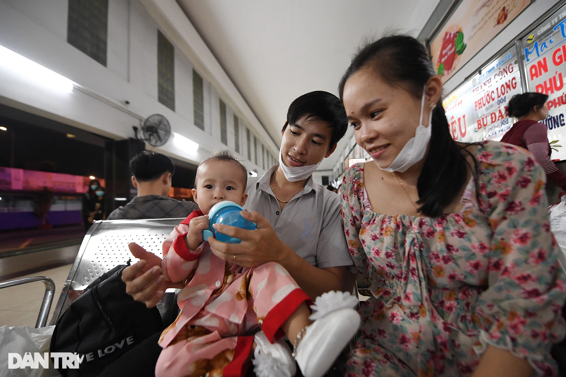 Người miền Tây vạ vật chờ mua vé về quê - 11 Người miền Tây vạ vật chờ mua vé về quê - 11