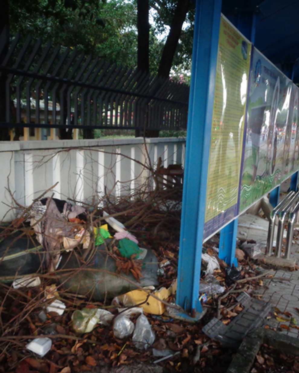 Trạm xe buýt xấu xí - 4