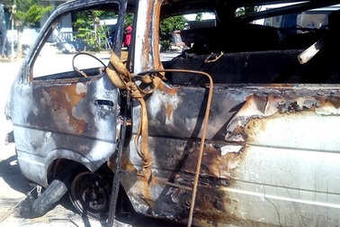 Xe khách chở gỗ cháy rụi trong đêm