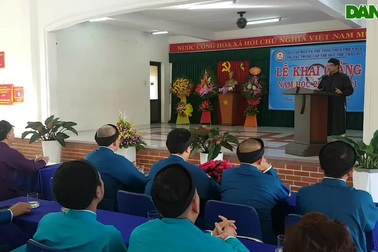 Các thầy giáo ở Huế mặc áo dài ngũ thân dự khai giảng năm học mới