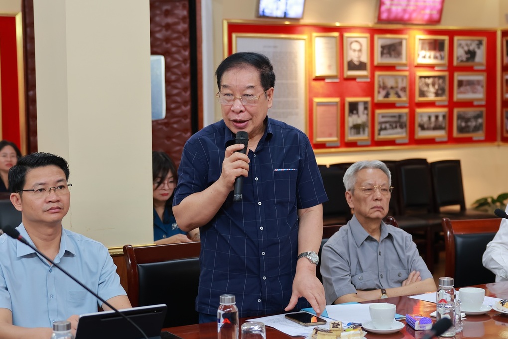 Cán bộ 6h đến cơ quan, 20h mới rời công sở vẫn không hết việc - 2 Cán bộ 6h đến cơ quan, 20h mới rời công sở vẫn không hết việc - 2