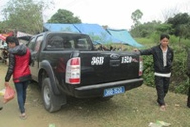 Phớt lờ lệnh cấm, xe biển xanh vẫn “nghênh ngang” ở lễ hội