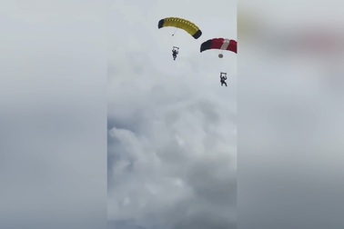 Hai lính dù Brazil đâm vào nhau trên không, rơi tự do xuống đất