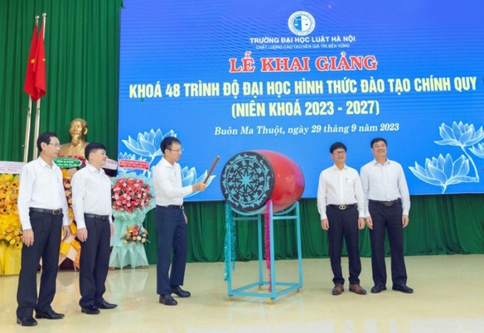 Hiệu trưởng TS. Đoàn Trung Kiên đánh trống khai giảng năm học mới (Ảnh Tự Lập)
