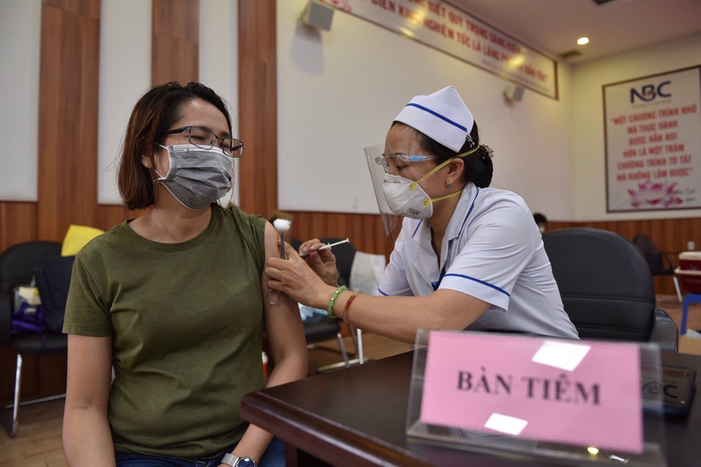 Thêm một triệu liều vắc xin, người từ 18 tuổi, sống tại TPHCM đều được tiêm - 2 Thêm một triệu liều vắc xin, người từ 18 tuổi, sống tại TPHCM đều được tiêm - 2