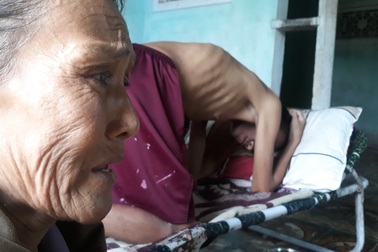 Người đàn bà âm thầm trả lễ đính hôn, ở vậy chăm cha và em trai bệnh tật