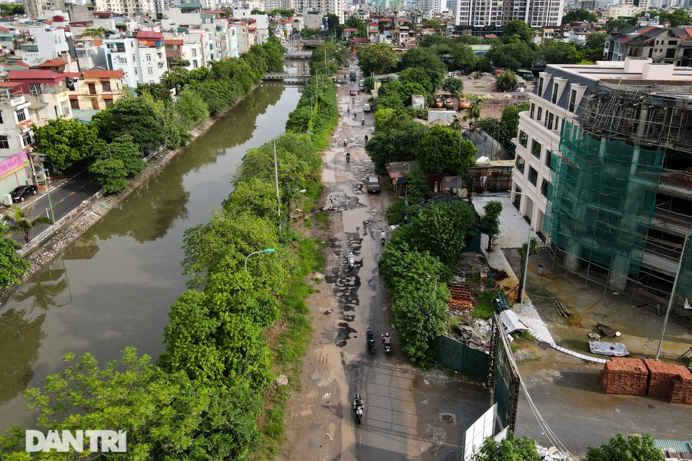 Người dân offroad trên con đường nghìn ổ gà giữa trung tâm Hà Nội - 6 Người dân offroad trên con đường nghìn ổ gà giữa trung tâm Hà Nội - 6