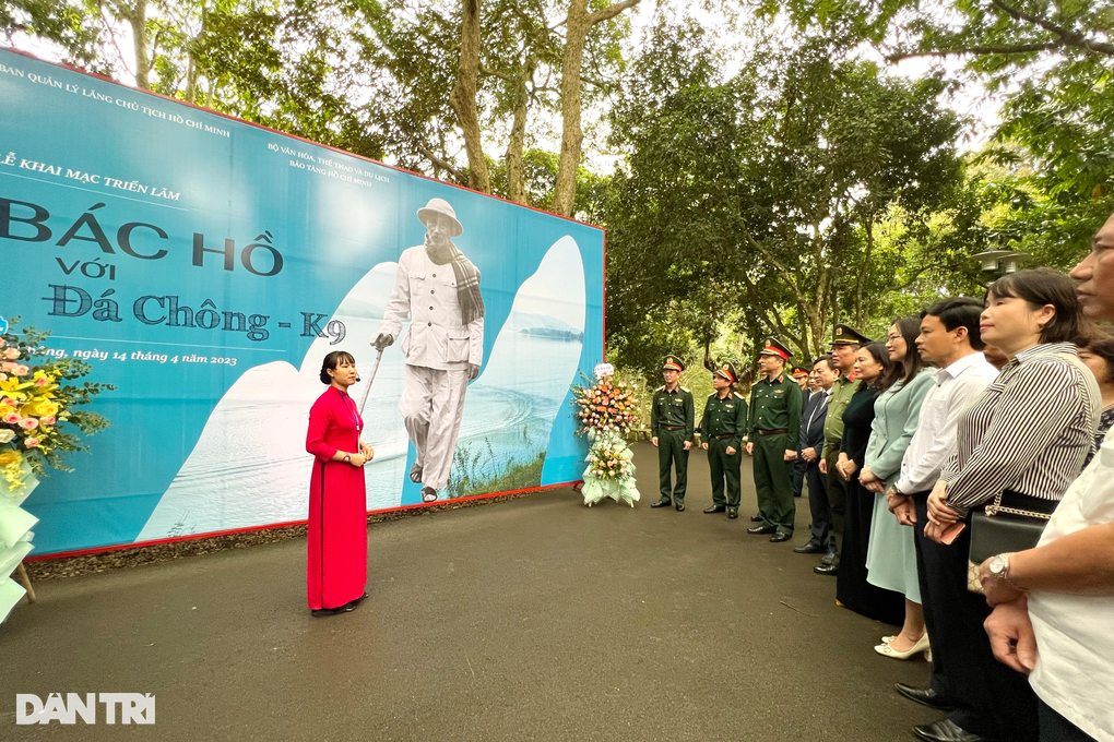 Khai mạc triển lãm ảnh Bác Hồ với Đá Chông - K9 - 3 Khai mạc triển lãm ảnh Bác Hồ với Đá Chông - K9 - 3