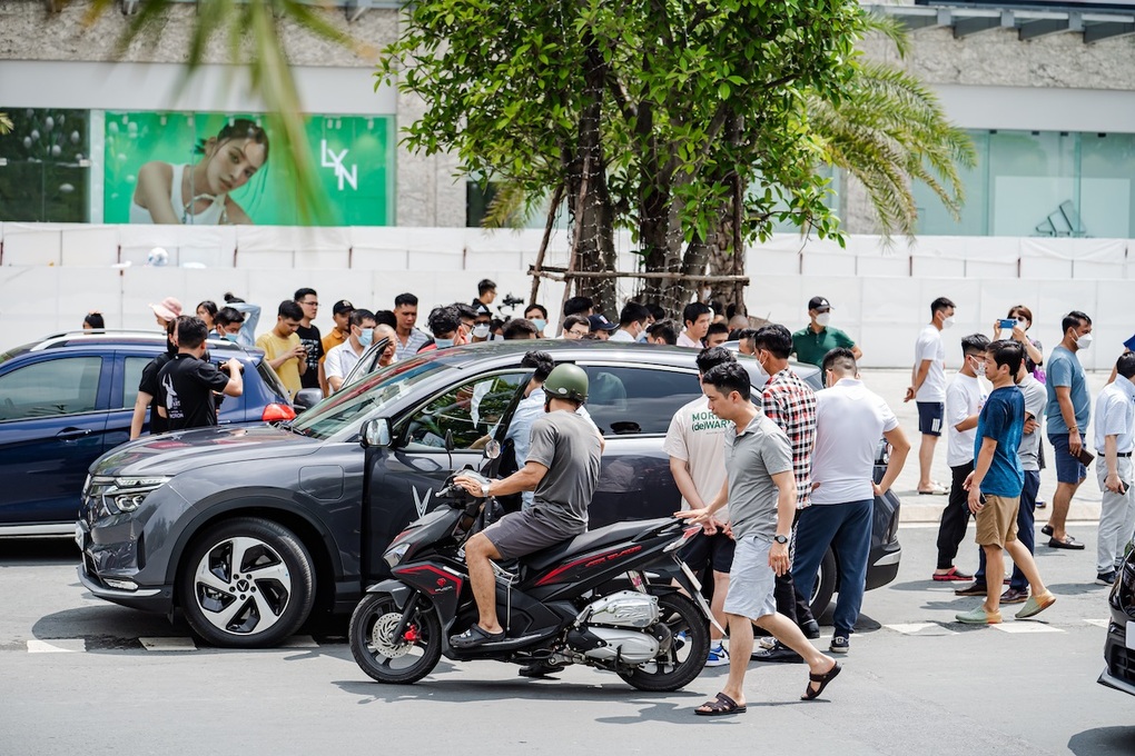 Hàng nghìn khách xếp hàng để lái thử VF 8, nhiều người tranh thủ chốt cọc sớm - 4 Hàng nghìn khách xếp hàng để lái thử VF 8, nhiều người tranh thủ chốt cọc sớm - 4