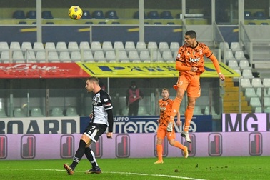 Vượt qua Messi, Ronaldo giành danh hiệu Bàn chân vàng năm 2020