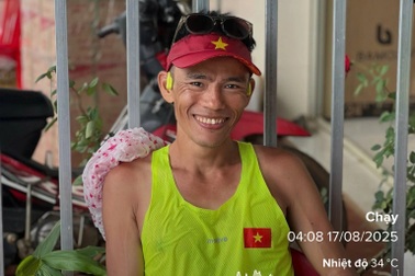 Người đàn ông chạy bộ xuyên Việt từ TPHCM ra Hà Nội mừng 2/9