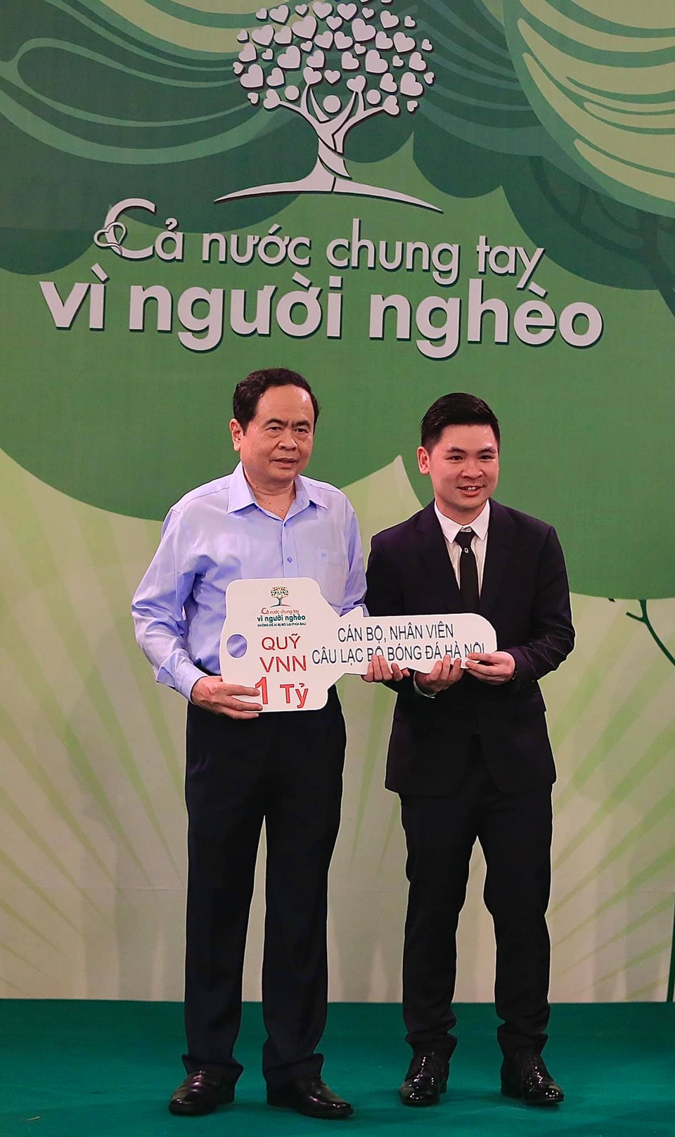 CLB Hà Nội ủng hộ 1 tỷ đồng cho Quỹ Vì người nghèo - 1 CLB Hà Nội ủng hộ 1 tỷ đồng cho Quỹ Vì người nghèo - 1