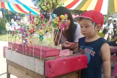 Siêu thị “lên ngôi” trong ngày Tết thiếu nhi bỏng rát