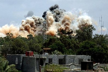 NATO tiếp tục không kích mạnh Tripoli, 19 người thiệt mạng