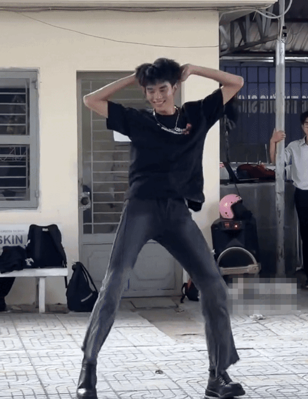 Chàng trai cao gần 2m gây sốt khi nhảy giao lưu hút 48 triệu lượt xem - 1 Chàng trai cao gần 2m gây sốt khi nhảy giao lưu hút 48 triệu lượt xem - 1