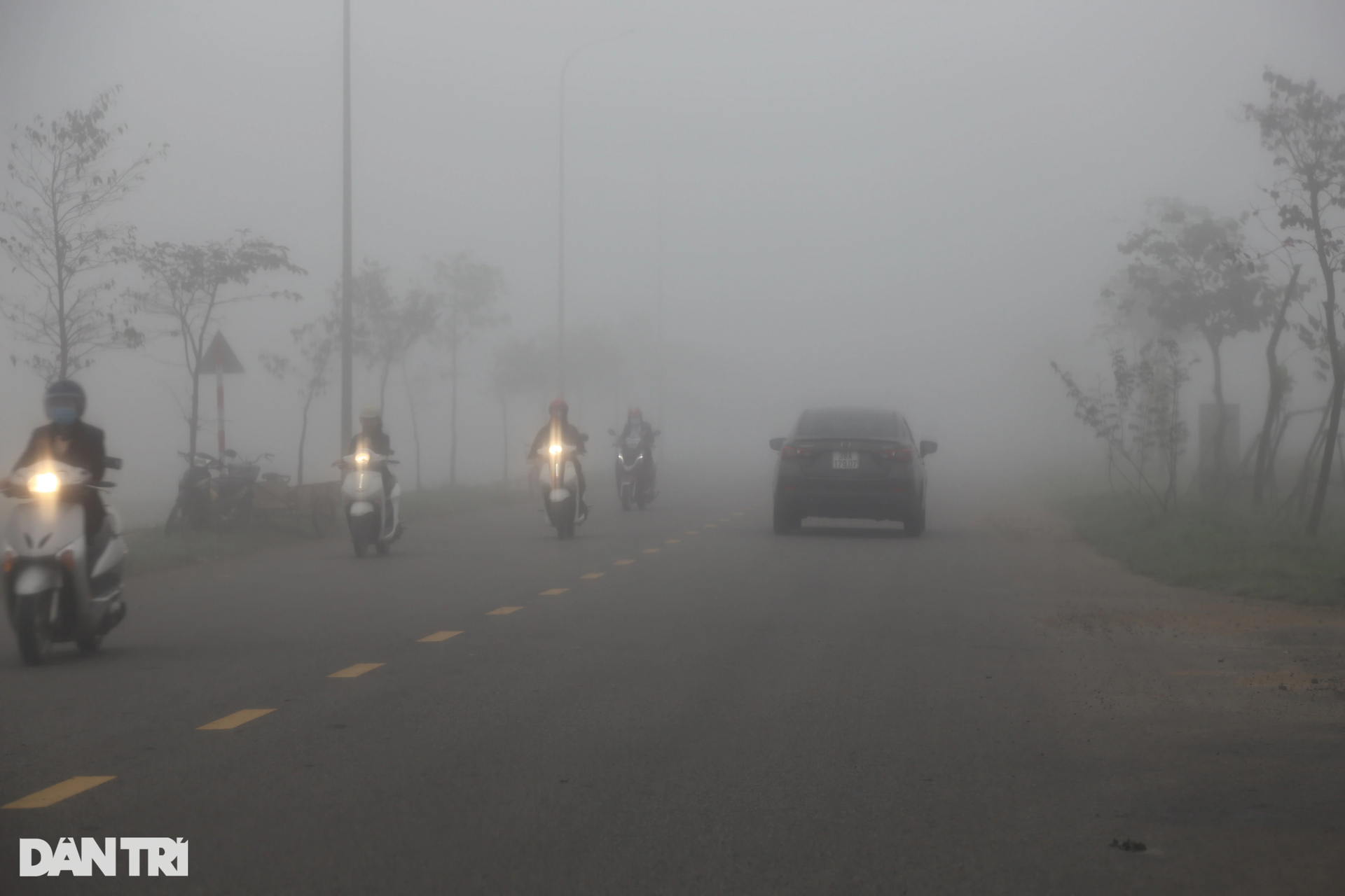 Nhiều tòa cao ốc ở Hà Tĩnh biến mất trong sương mù - 1 Nhiều tòa cao ốc ở Hà Tĩnh biến mất trong sương mù - 1