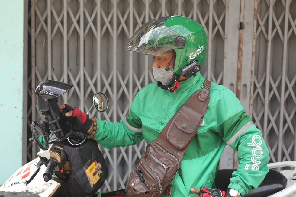 Mưu sinh giữa đêm ở TPHCM, tài xế xe ôm công nghệ căng mình với rủi ro - 2 Mưu sinh giữa đêm ở TPHCM, tài xế xe ôm công nghệ căng mình với rủi ro - 2