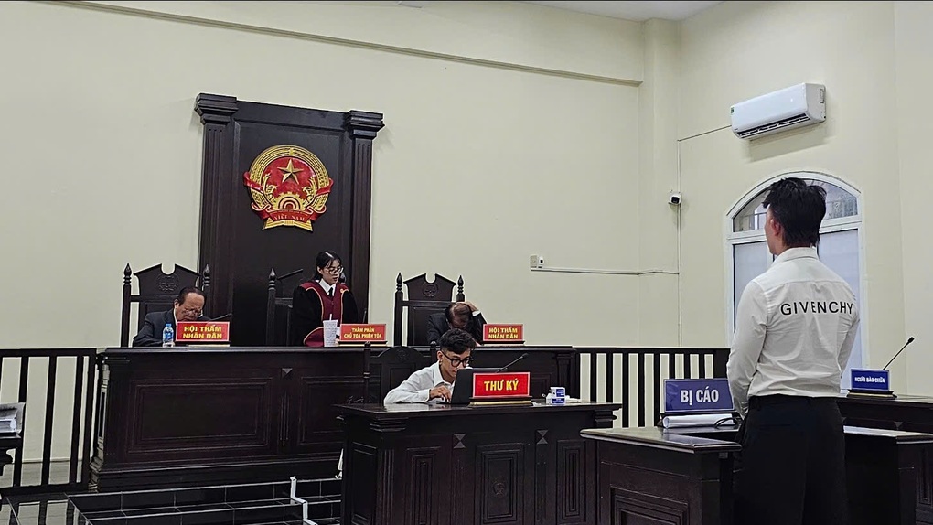 Quản lý nhà hàng ở TPHCM tổ chức cho nam nhân viên đi sex tour - 1 Quản lý nhà hàng ở TPHCM tổ chức cho nam nhân viên đi “sex tour”