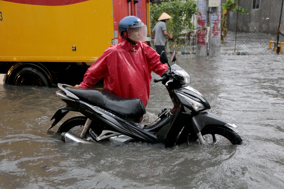 Sài Gòn mưa lớn, đường ngập lút bánh xe, dân vất vả ngăn nước vào nhà - 6 Sài Gòn mưa lớn, đường ngập lút bánh xe, dân vất vả ngăn nước vào nhà - 6