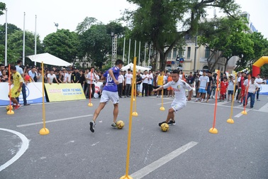 Văn Quyết, Quang Hải khuấy động ngày hội bóng đá đường phố tại Hà Nội