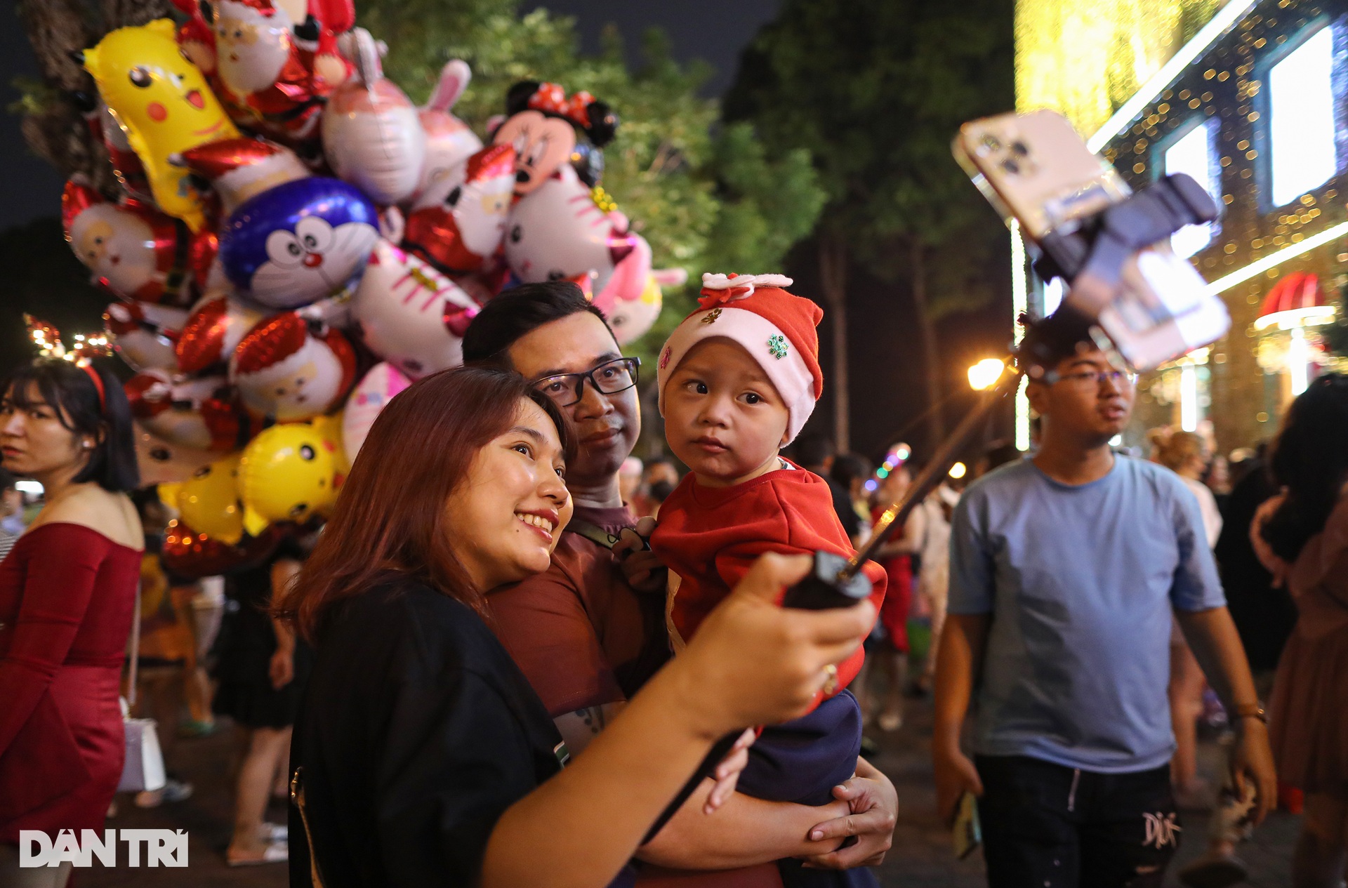 Nhiều nơi ở TPHCM ùn tắc khi người dân xuống đường đón Noel - 5 Nhiều nơi ở TPHCM ùn tắc khi người dân xuống đường đón Noel - 5