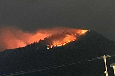 Rừng keo bốc cháy ngùn ngụt trong đêm