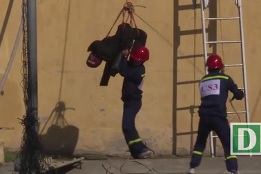 Xem lính cứu hoả tương lai phô diễn khả năng leo nhà cao tầng