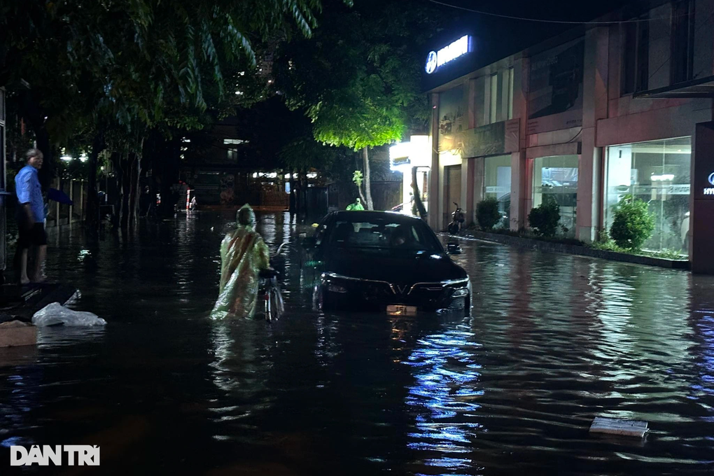 Hà Nội ngập nặng sau mưa lớn, người và xe bơi trên phố - 11 Hà Nội ngập nặng sau mưa lớn, người và xe bơi trên phố - 11