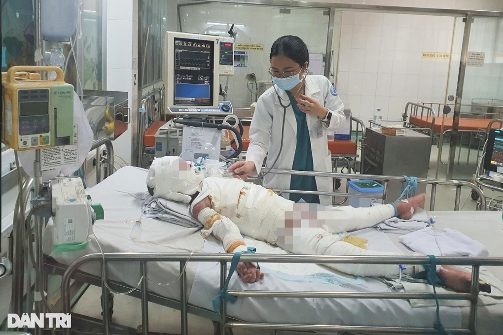 Người mẹ lóc toàn bộ da đùi ghép cho con trai 5 tuổi bỏng thương tâm - 2 Người mẹ lóc toàn bộ da đùi ghép cho con trai 5 tuổi bỏng thương tâm - 2