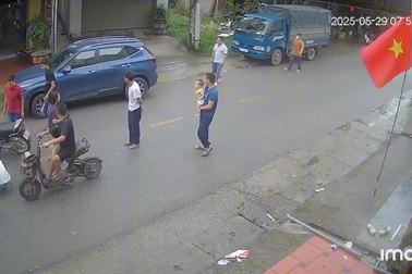 Tài xế mở cửa ô tô bất cẩn đẩy người đi xe máy ngã nhào