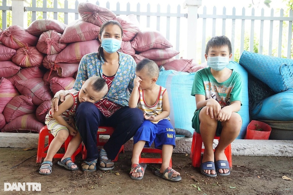 Thương 3 đứa bé mồ côi cha vì Covid-19, sống lay lắt đói khổ trăm bề - 1 Thương 3 đứa bé mồ côi cha vì Covid-19, sống lay lắt đói khổ trăm bề - 1