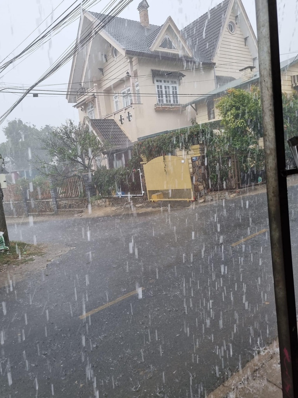 Đi cắm trại, người đàn ông quay được hiện tượng lạ ở Đà Lạt hút triệu view - 2 Đi cắm trại, người đàn ông quay được hiện tượng lạ ở Đà Lạt hút triệu view - 2