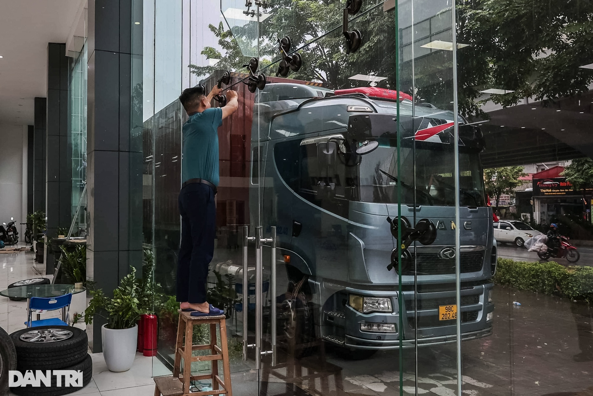 Người Hà Nội gia cố nhà cửa, chi 30 triệu đồng thuê xe container chặn cửa - 7 Người Hà Nội gia cố nhà cửa, chi 30 triệu đồng thuê xe container chặn cửa - 7