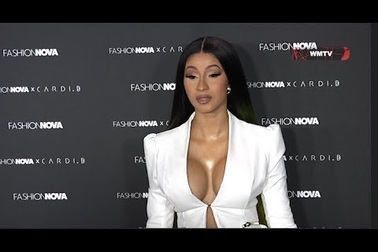 Cardi B khoe vòng một gợi cảm