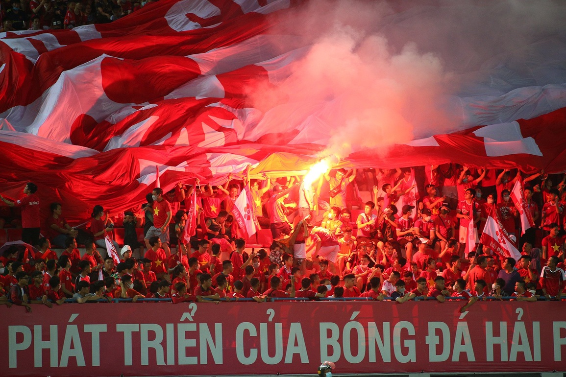 Cúp Tứ hùng và màn pháo sáng tự do gây nguy hiểm trên sân Lạch Tray - 3 Cúp Tứ hùng và màn pháo sáng tự do gây nguy hiểm trên sân Lạch Tray - 3