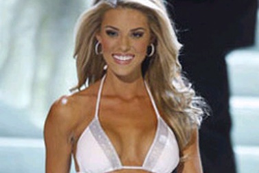 Á hậu Mỹ bị "tố" nâng ngực