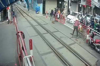 Chắn đã đóng, nhiều người vẫn liều lĩnh băng qua đường sắt
