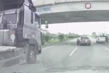 Xe con suýt gặp họa vì nhập làn kiểu “tự sát” trên đường cao tốc