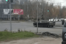 Video thiết giáp Nga vượt đèn đỏ, đâm thẳng ô tô trên đường