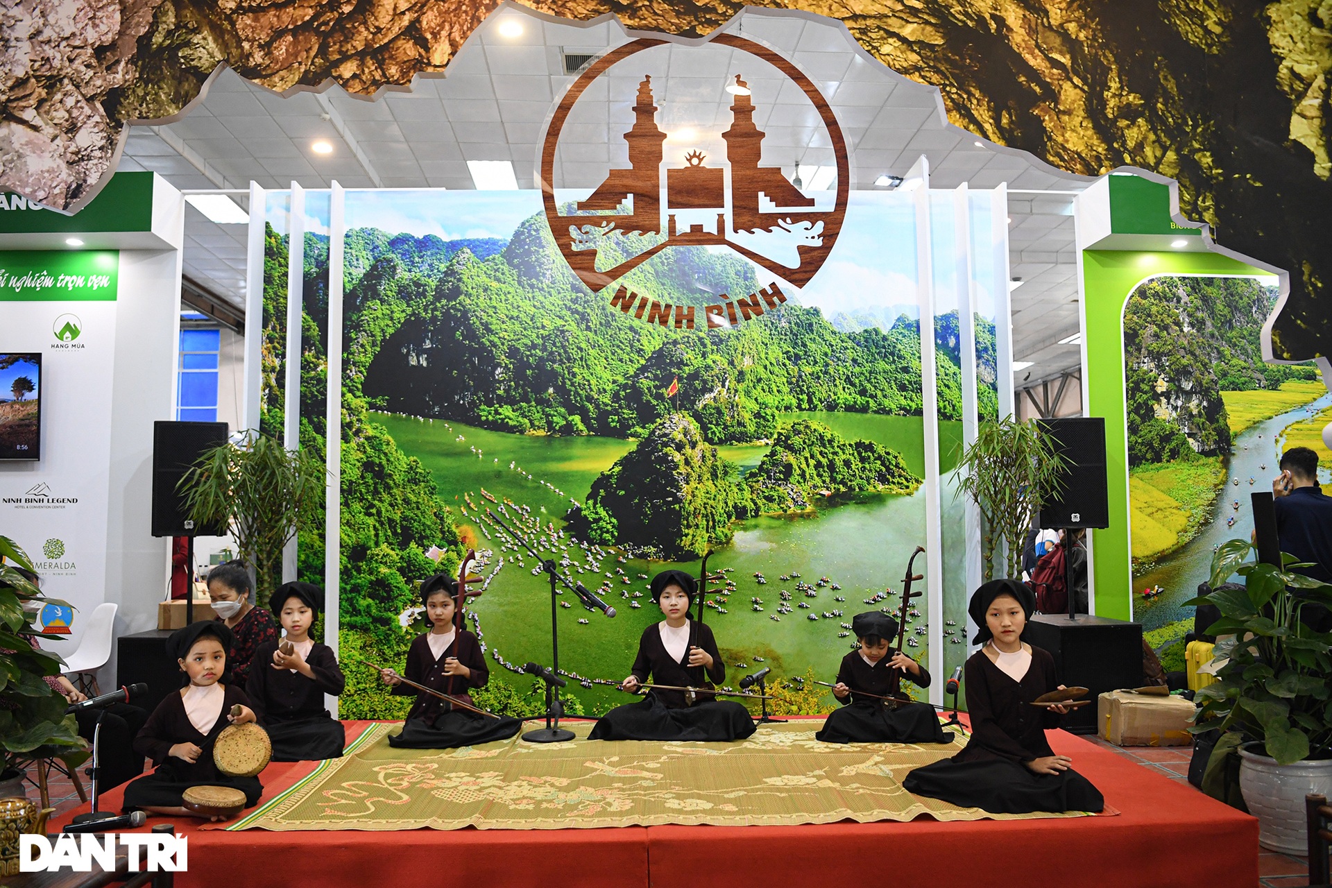 Người dân đổ xô săn vé máy bay, tour giá rẻ tại hội chợ du lịch ở Hà Nội - 13 Người dân đổ xô săn vé máy bay, tour giá rẻ tại hội chợ du lịch ở Hà Nội - 13