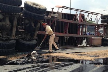 CSGT “đội nắng” xử lý dầu nhớt tràn đầy đường