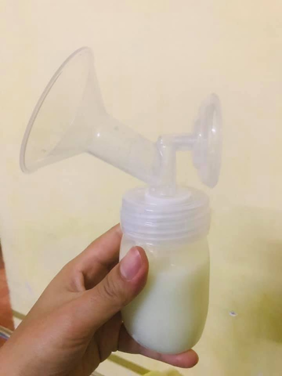 Xúc động hình ảnh em bé mắc Covid-19 bú sữa trong vòng tay nữ bác sĩ - 4 Xúc động hình ảnh em bé mắc Covid-19 bú sữa trong vòng tay nữ bác sĩ - 4