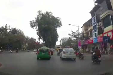 Bất bình chuyện xe máy đi ẩu