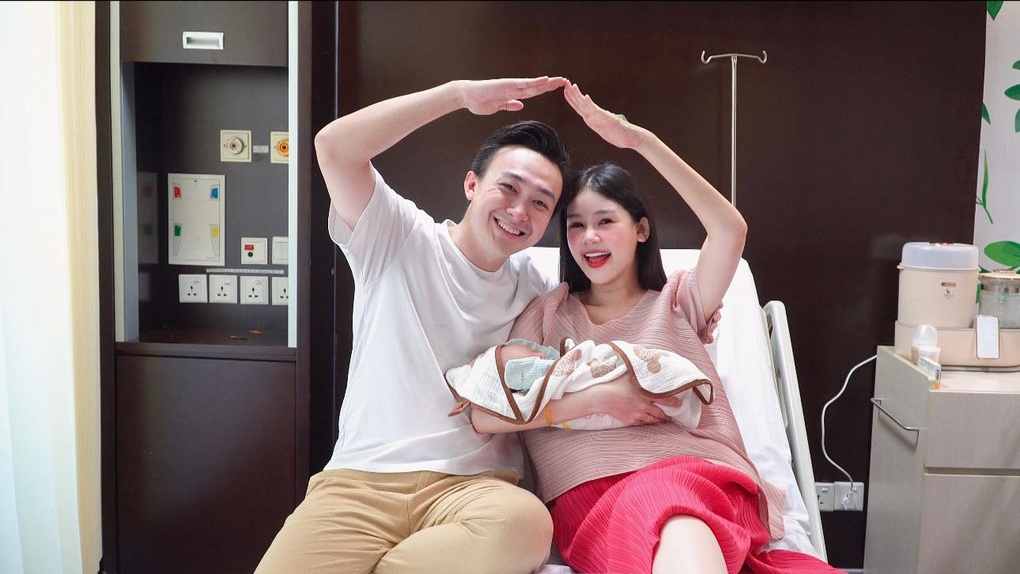 Ông xã Hoa hậu Ngân Anh khóc nức nở khi vợ vượt cạn lúc đang bị sốt - 4 Ông xã Hoa hậu Ngân Anh khóc nức nở khi vợ vượt cạn lúc đang bị sốt - 4