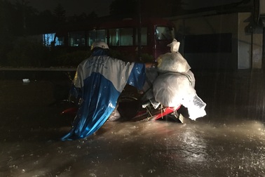 Mưa như trút trong đêm, nhiều tuyến phố Sài Gòn ngập nước