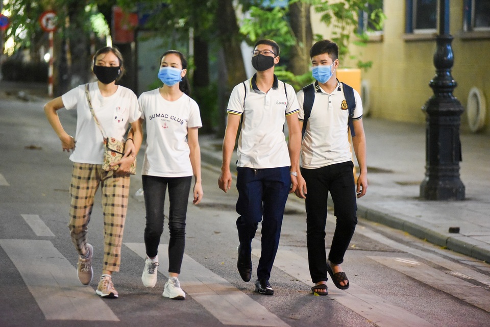 Người dân đổ về hồ Gươm trong ngày phố đi bộ mở trở lại - 7 Người dân đổ về hồ Gươm trong ngày phố đi bộ mở trở lại - 7