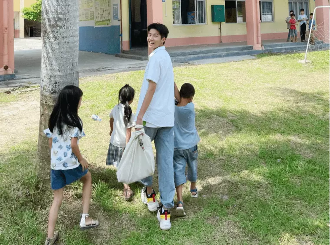 Trai nghèo từ chối lương trăm triệu, về vùng hẻo lánh làm điều bất ngờ - 4 Trai nghèo từ chối lương trăm triệu, về vùng hẻo lánh làm điều bất ngờ - 4